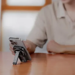 Điện thoại dựng trên tripod từ tính Ulanzi MA60 đặt trên mặt bàn